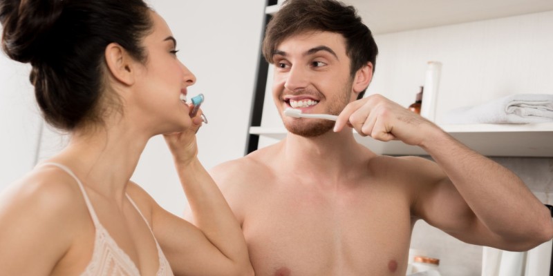 Coppia di amanti che si lavano i denti - Sex toys fai da te