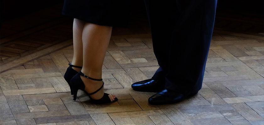 Immagine di una coppia focalizzata sulle loro scarpe