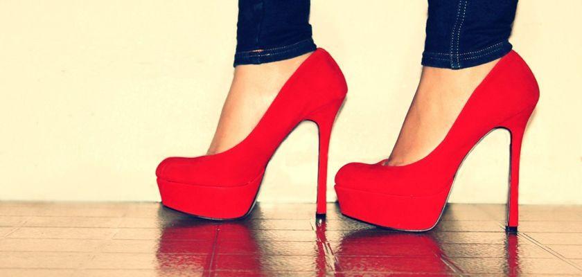 Scarpe rosse con tacchi alti da donna