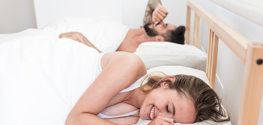 Coppia felice sdraiata sul letto – Orgasmo multiplo femminile