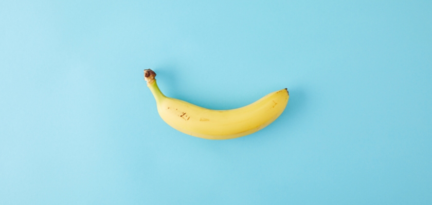 Vista dall’alto di una banana fresca su sfondo celeste – Pene